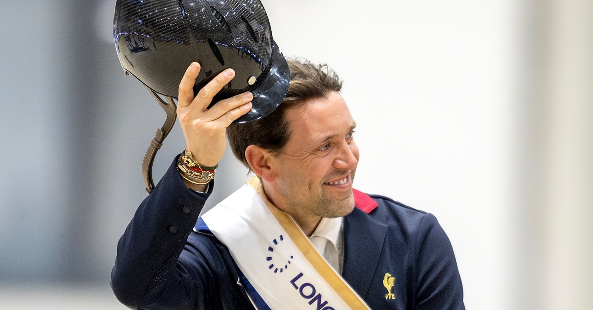 A rider holding his hat in salute.